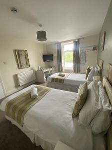 Number 19 Guest House - 4 miles from Barrow in Furness - 1 mile from Safari Zoo客房内的一张或多张床位