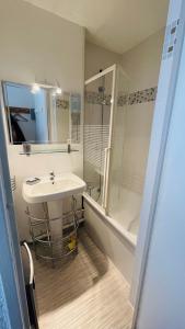 皮伊圣万桑Appartement 4 personnes Puy St Vincent 1700的白色的浴室设有水槽和淋浴。