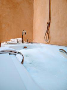塔韦泰特L'Avenc Benestar Rural的浴室设有浴缸和水龙头