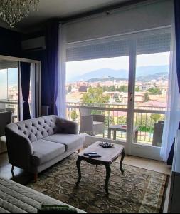 布雷西亚SUITE PANORAMA的带沙发和大窗户的客厅