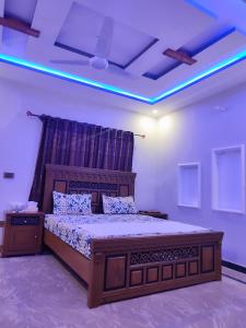 伊斯兰堡Lavish Inn Islamabad的一间卧室配有一张蓝色的大床