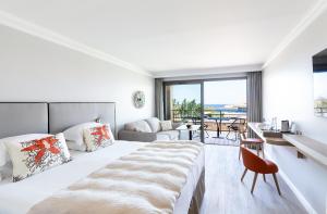 利勒鲁斯RESIDENCE SANTA MARIA的白色卧室设有一张大床和一张沙发