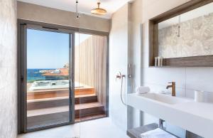 利勒鲁斯RESIDENCE SANTA MARIA的设有带水槽的浴室,享有海景