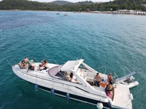 米克诺斯城White Eagle Cruises Mykonos的一群人坐在船上