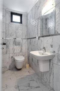 凯麦尔minta suits的白色的浴室设有水槽和卫生间。