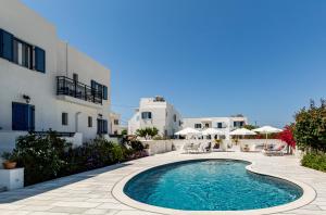 纳克索乔拉伊卡洛斯一室公寓酒店的白色建筑庭院中的游泳池