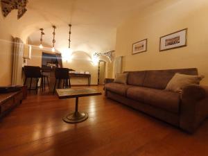 热那亚Il Nido Del Borgo的客厅配有沙发和桌子