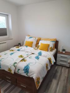 科佩尔Apartma Maja, Mateja的卧室内一张带花卉棉被的床