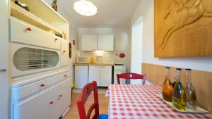 弗济内Karolina的厨房配有一张桌子和红白的桌布