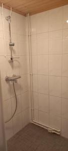 上维耶斯卡Asunto Rautatiekatu 4的浴室设有白色瓷砖墙壁和淋浴。