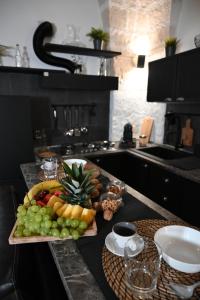 布林迪西Poesìa的厨房里的柜台上放一盘水果