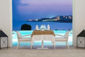 哈马马特巴迪拉成人酒店的一间设有桌子的海景用餐室