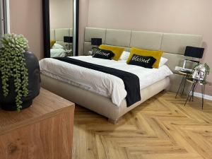 埃拉特rooms 48的一间卧室配有一张大床,提供黄色和黑色的枕头