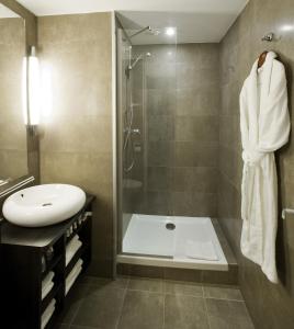 坎佩尔坎佩尔中心美居酒店的带淋浴和盥洗盆的浴室