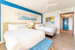 奥兰多Margaritaville Resort Orlando的一间卧室配有两张床和吊扇