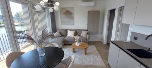 帕兰加Apartamentai AQUA的厨房以及带沙发和桌子的客厅。