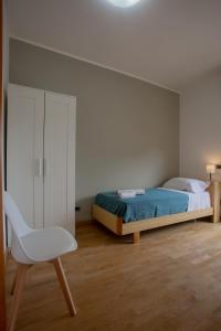 圣萨尔沃Casa vacanze san salvo centro的一间卧室配有一张床和一张白色椅子