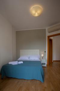 圣萨尔沃Casa vacanze san salvo centro的一间卧室配有一张带蓝色毯子的床
