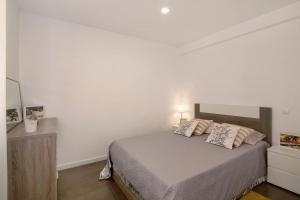 阿玛考德佩拉Sunshine Apartment的一间卧室设有一张床和白色的墙壁