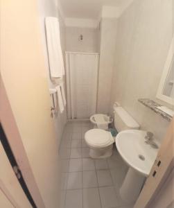马德普拉塔唯爱苹斯酒店的白色的浴室设有卫生间和水槽。