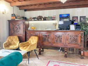 班斯卡 - 什佳夫尼察Hotel Salamander的一间木制酒吧,在房间内摆放着两把椅子