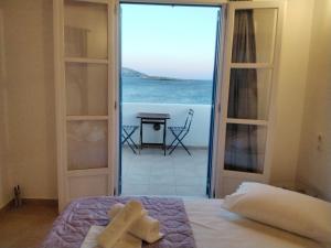 考弗尼西亚Hotel Posidonion的海景客房 - 带一张床