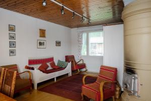 SuonenjokiMummon mökki - Granny´s cottage的带床和椅子的客房以及壁炉