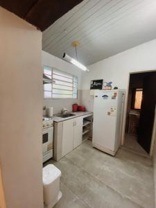 罗萨里奥Garden Loft的厨房配有白色家电和白色冰箱
