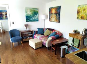 布朗顿The Gallery Lodges的客厅配有沙发和墙上的绘画