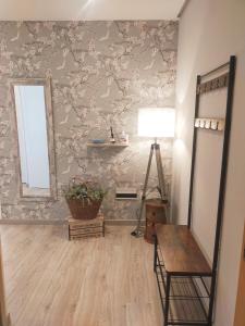 奥维多Centro Loft 2.0的一间设有镜子、椅子和桌子的房间