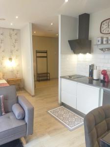 奥维多Centro Loft 2.0的厨房以及带沙发和桌子的客厅。