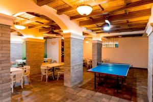 ChicalimTATA Rio De Goa - Resort style apt,6 KM from Airport的配有桌椅的客房内的乒乓球桌