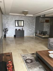 DerrouaLUXURY 3 bedroom apartment with pool, Nouaceur, Morocco的客厅配有沙发和桌子