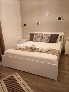 特拉帕尼AL CIVICO 1 APARTMENTS的卧室配有带毛巾的大型白色床