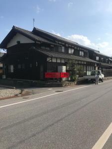 长滨市Kishida House - Vacation STAY 78228v的道路边的黑白建筑