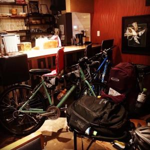 长滨市Kishida House - Vacation STAY 78228v的两辆自行车停放在带柜台的房间
