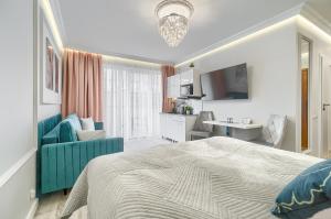 斯维诺乌伊希切Silver Apartments的一间卧室设有一张床和一间客厅。