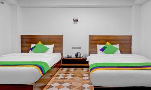 甘托克The Royale Crest的配有彩虹枕头的客房内的两张床