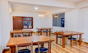 甘托克The Royale Crest的用餐室配有木桌和椅子