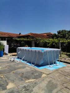 Aguiar de SousaPorto Countryside House的一个带有防过敏的游泳池
