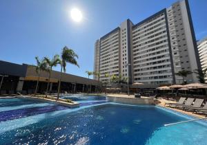 奥林匹亚Enjoy Solar das Águas Park Resort的大型建筑前的大型游泳池