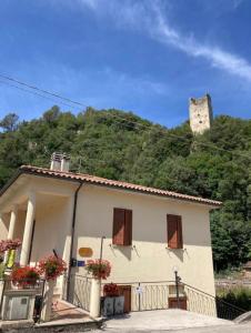 Torre Orsina诺尼旅馆的一座小白色房子,山上有城堡