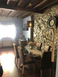 库迪列罗CASA LUPITA的一间设有石墙和桌椅的用餐室