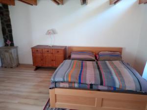 RajecChata v Rajeckej kotline - Malá Čierna的一间卧室配有一张床和一个木制梳妆台