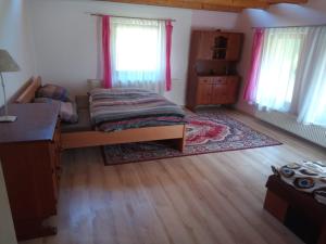 RajecChata v Rajeckej kotline - Malá Čierna的卧室配有一张床、一张书桌和窗户。