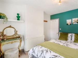 林肯Stylish Uphill Townhouse的一间卧室设有一张床和绿色白色的墙壁