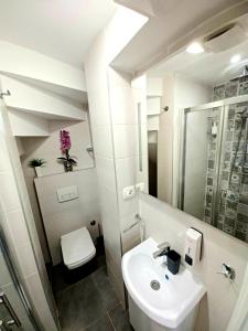 斯普利特Studio Apartmani Pomalo/ Take It Easy的白色的浴室设有水槽和卫生间。