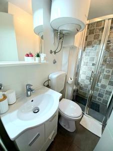 斯普利特Studio Apartmani Pomalo/ Take It Easy的浴室配有卫生间、盥洗盆和淋浴。