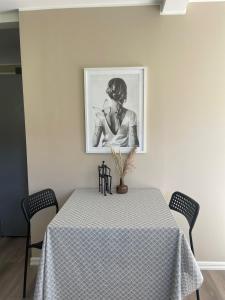 阿灵索斯Hallonet的一张桌子,墙上挂着黑白照片