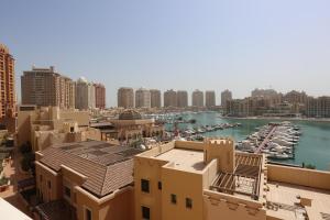 多哈Alken Studio - Amazing Superior Studio with Marvellous Marina View in the Pearl, Doha的享有城市景观,设有建筑和海港